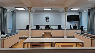 Im Saal des Landgerichts Ravensburg hat der Prozess gegen den 68-jährigen Angeklagten begonnen.
