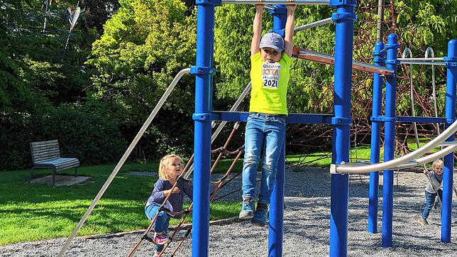 Kletter- und Balancierspaß: Das große Klettergerüst auf dem Stadtpark-Spielplatz bietet auch schon etwas größeren Kindern richtig Spaß. ...