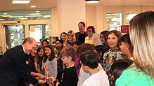 Bürgermeister Jonathan Berggötz und die Leiterin der Stadtbibliothek, Lieselotte Banhardt, schneiden vor dem Bücherregal mit den von den ...