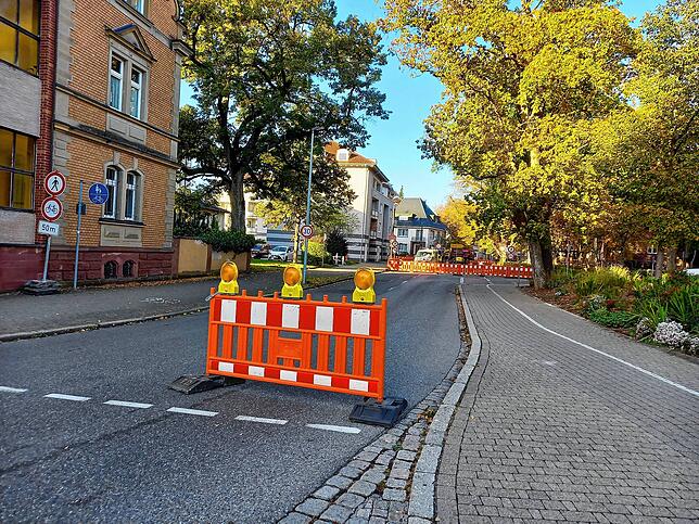Auch einige Meter vor der Baustelle ist jetzt eine Warnbarke aufgestellt.