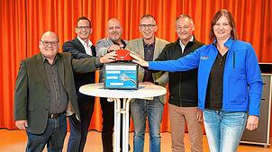 Im Bild von links Breitband-Motor Martin Schneider, Bürgermeister Heiko Wehrle, Ortsvorsteher Markus Dannecker, Landrat Sven Hinterseh, ...