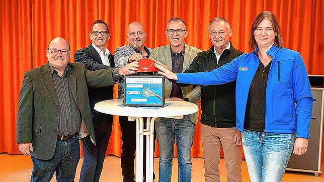 Im Bild von links Breitband-Motor Martin Schneider, Bürgermeister Heiko Wehrle, Ortsvorsteher Markus Dannecker, Landrat Sven Hinterseh, ...