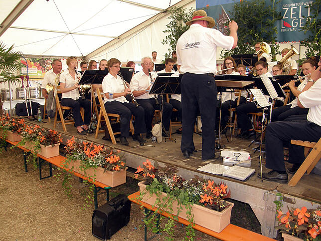 Die Bürgermusik spielte am Sonntag nach dem Feldgottesdienst zum Frühschoppen auf.
