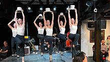 Eine Kostprobe ihrer Show für die Museumsnacht gibt die Kompanie des Färbe-Balletts beim Eröffnungsfest für die neue Theaterspielzeit. ...
