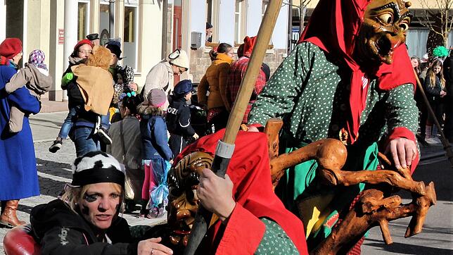 Das Hexenrad der Urhexen dreht sich am Donnerstag, 20. Februar, wieder in Bräunlingens Innenstadt. Dann ziehen die Narren zum Umzug ...