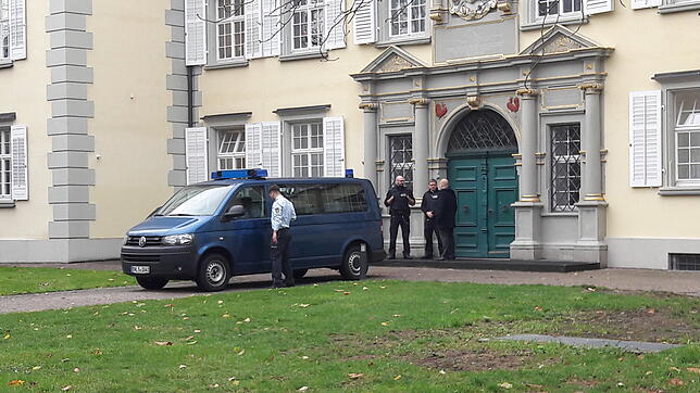 Mit einem Gefangenentransportwagen wurde der Beklagte aus der Vollzugsanstalt zum Landgericht gebracht.