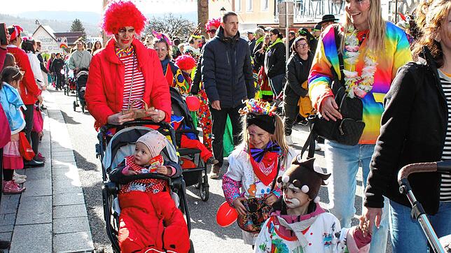 Vier Kindergärten beteiligen sich am Umzug. Hier sind Eltern und Kinder vom Kindergarten Zum guten Hirten unterwegs. Bild: Claudia Ladwig