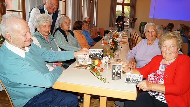 Stefan und Zita Müller, Alice Boll, Margret Heß und Luise Mössle freuen sich mit Bürgermeister Daniel Heß (stehend) über mitgebrachte ...