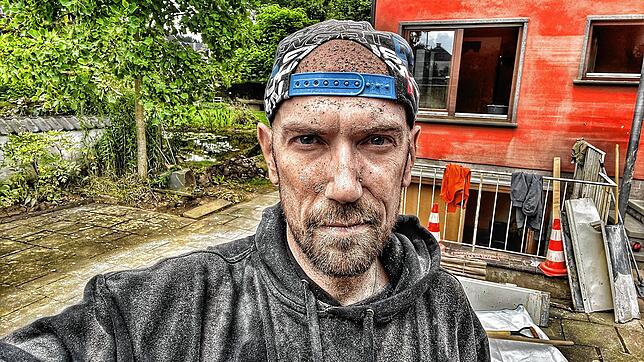 Hendric Schneider nach der Arbeit im Ahrtal. Hier hat er Anfang des Jahres bei Bad Neuenahr mit angepackt. Jetzt sammelt er für eine ...