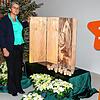 Klinikseelsorgerin Waltraud Reichle zeigt die schöne Krippe von Michael Steigerwald, die in der Klinikkapelle steht.