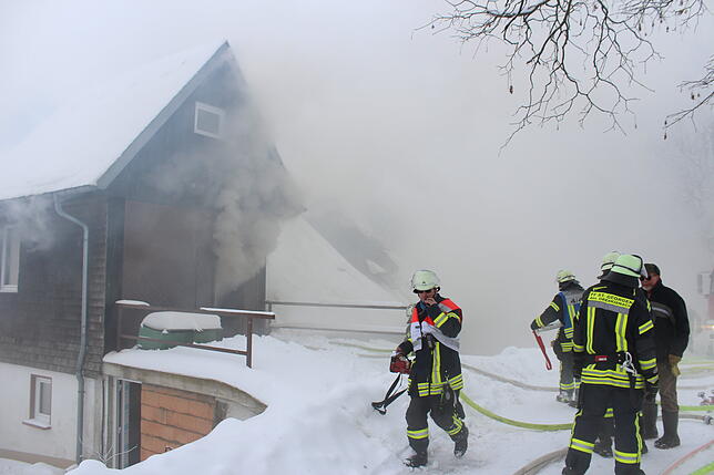 Bild 20: Feuerwehr kann Hof "Im Grund" nicht mehr retten - Sehen Sie hier die Bilder vom Einsatz