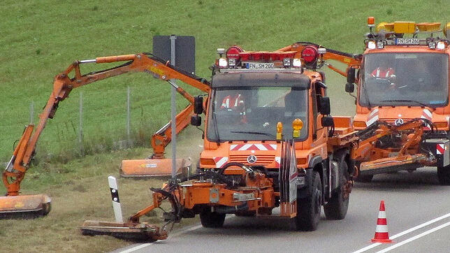 Die Mäh-Unimogs der Straßenmeisterei (Symbolbild).
