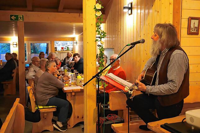 Michael Skuppin, der schwäbische Liedermacher, sorgte mit seinen Geschichten und Liedern für beste Unterhaltung.