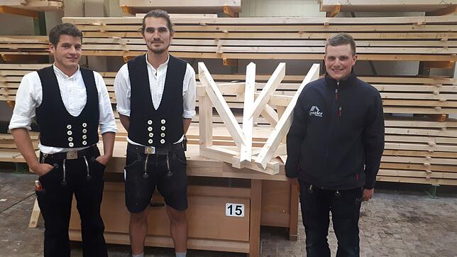 Für Jan Kienzler (rechts), Marcel Schmid (links) und Jovin Ehrt (Mitte) war selbst der Hexenschnitt keine Zauberei &ndash; sie belegten ...