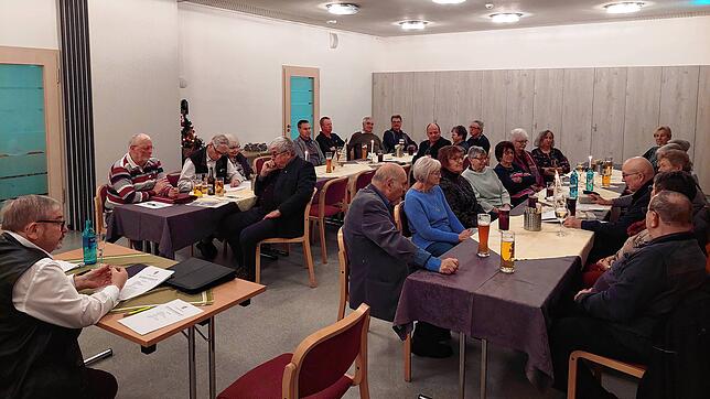 Der Vorsitzende Werner Bock (links) blickt in betretende Gesichter. Bild: Gerd Feuerstein