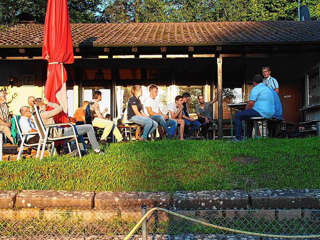 So konnten die Mitglieder des TC Gottmadingen sich im August noch versammeln. Vor dem Clubhaus entschieden sie unter den gebotenen ...