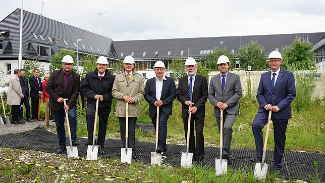 Spatensicht für den Neubau am Technikcampus Friedrichshafen der DHBW Ravensburg: MdL Klaus Hoher (von links), Professor Herbert Dreher ...