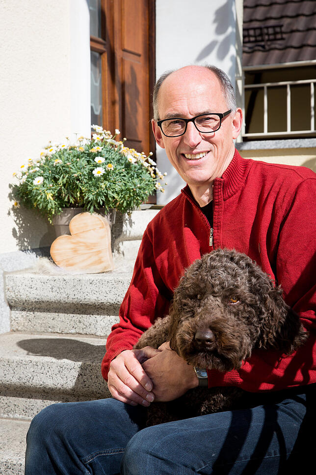 Rainer Wohlfarth, Psychologe und Experte für tiergestützte Therapie, mit Hündin Thimba. Bild: Baschi Blender