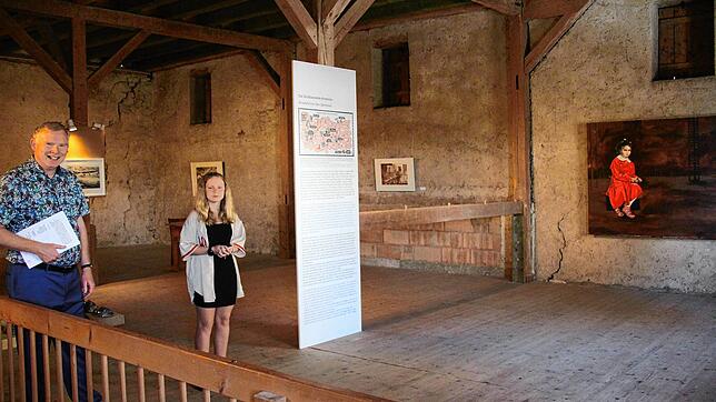 Ingo Nitzsche führt als Eigentümer des &bdquo;Schwarzer Adler&ldquo; gerne persönlich durch die Ausstellung zum Thema Arbeitswelt und ...