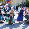 Die Rathaus-Tänzer aus Weingarten bringen mit ihren Tänzen mitten auf der Zimmerstraße viel Schwung und Stimmung auf den Wildensteiner ...