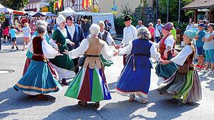 Die Rathaus-Tänzer aus Weingarten bringen mit ihren Tänzen mitten auf der Zimmerstraße viel Schwung und Stimmung auf den Wildensteiner ...