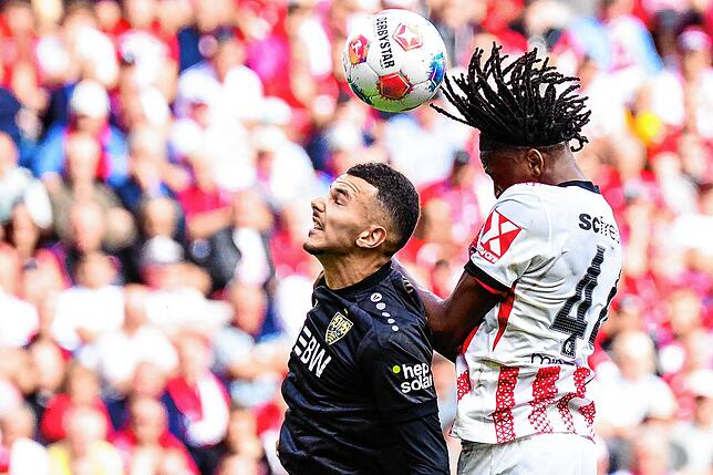 Badredine Bouanani (l, VfB Stuttgart) in Aktion gegen Johan Manzambi (SC Freiburg).
