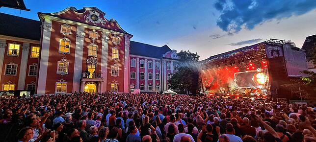 Der Meersburger Schlossplatz war beim Open-Air-Konzert mit Santiano restlos ausverkauft.