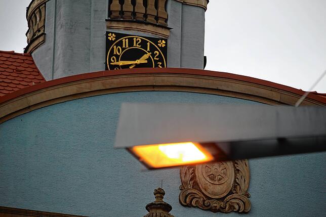Das sorgt für Verwunderung. Es ist 13.45 Uhr und die Straßenbeleuchtung in Donaueschingen ist überall angeschaltet, wie hier beim Rathaus.