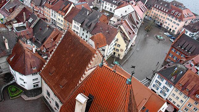Blick aufs Überlinger Rathaus. Der Verdacht, dass eine Person, die mit einer Rathausmitarbeiterin Kontakt hatte, an Covid-19 erkrankt ...