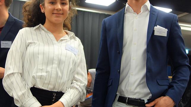 Fabienne Nejad und David Jung moderierten den Abend in der Aula des Gymnasiums.