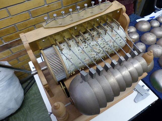Ein noch nicht ganz antikes Glockenspiel kann begeistern. Eine Walze nach altem Vorbild lässt eine hübsche Melodie erklingen.