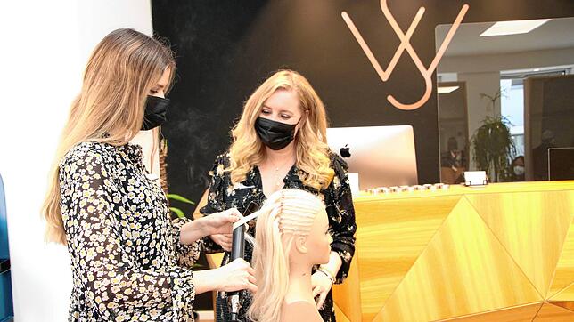 Ein Beruf, der weiter gefragt ist: Alicia Jehle (links) hat gerade ihre Ausbildung bei „Friseur Wagner – Hairdesign by ...