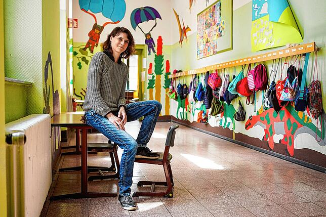 Barbara Mächtle, Leiterin der Gräfenauschule in Ludwigshafen, sitzt in einem Flur der Grundschule.
