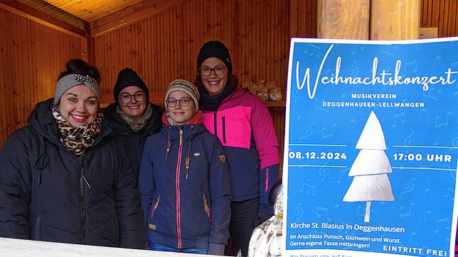 Am Stand des Musikvereins Deggenhausen-Lellwangen bieten (von links) Katharina Haag, Melanie Weißenrieder, Franziska Mayer und Ramona ...