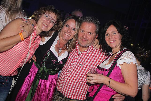 Bild 2: 1400 Gäste feiern die Halloweennacht in Tracht mit der Band Allgäu Power