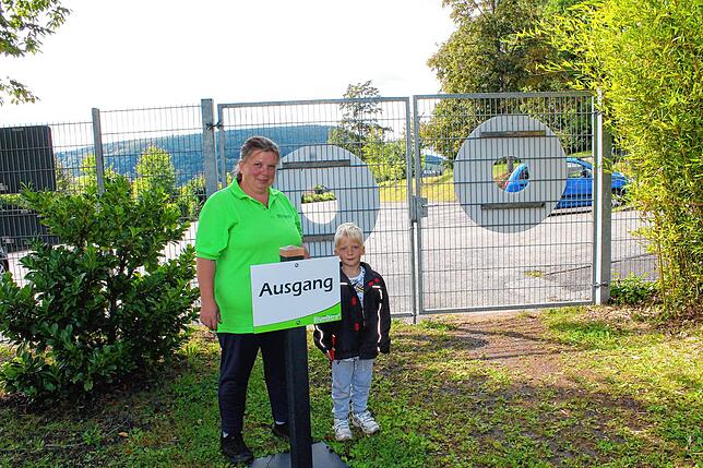 Kassierer Ute Schwarz, hier in der Saison 2019, sorgt mit ihrem Sohn Max für Ordnung im Ausgangsbereich. Archivbild: Reiner Baltzer