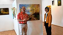 Alfredo Vinci und Dorothee Pfaff zeigen im Triberger Kurhaus realistische Bilder aus vier Jahreszeiten. Foto: Hans-Jürgen Kommert