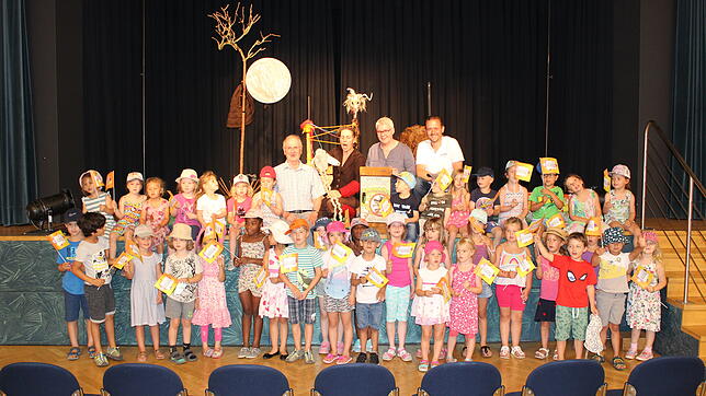 Die Kinder der Kindertagesstätte Villa Kunterbunt rund um das Superschaf Arnold, Schauspielerin Sonka Müller und den Opapapa Schafbock ...