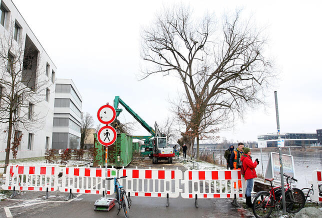 9.30 Uhr: Bumschützer haben die Absperrung überschritten. Die Arbeiten werden sofort aus Sicherheitsgründen eingestellt. Bild: Aurelia ...