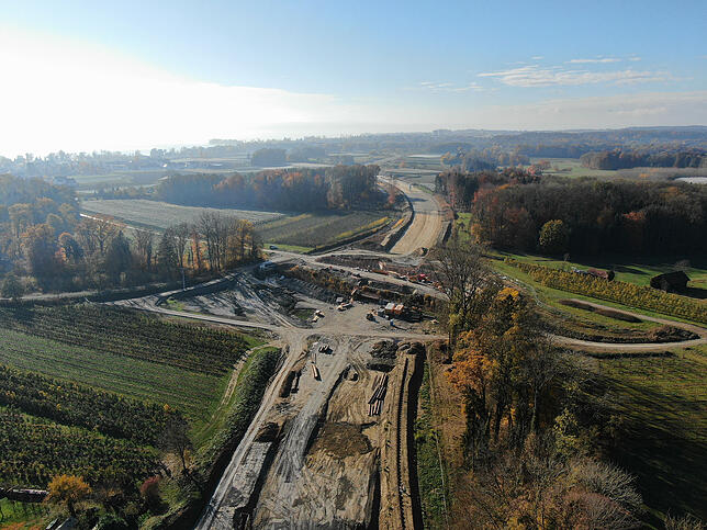 Hier kreuzt die B&nbsp;31&nbsp;neu den Eichenmühleweg. Es wird eine Brücke zur Wiederhersellung des Gemeindeverbindungswegs über einer ...