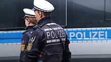 Eine 36-jährige Frau wurde von der Polizei in eine Fachklinik gebracht. Sie soll sich nach Polizeiangaben in einem psychischen ...