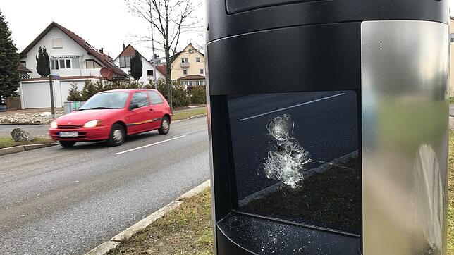 Unbekannte schlugen in der Nacht auf Sonntag die vier Panzerglasscheiben so massiv ein, dass sie komplett erneuert werden müssen.