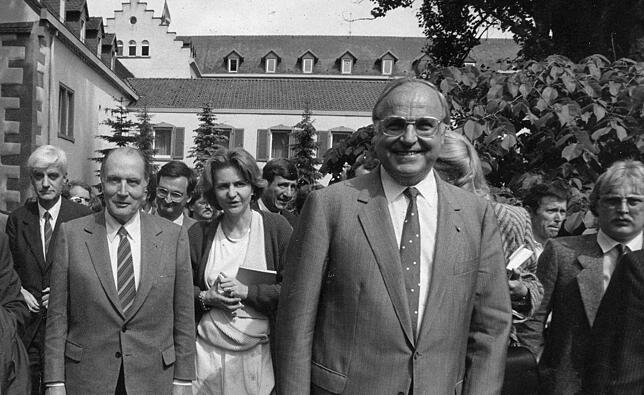 Kohl Konstanz 28.03.1985. Bundeskanzler Helmut Kohl und der französische Staatspräsident Francois Mitterrand treffen sich in Konstanz zu Gesprächen im ...