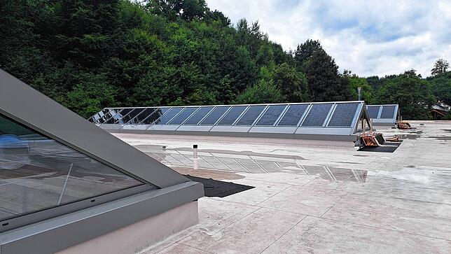 Energetisch auf dem neuesten Stand der Technik: Die drei Oberlichter/Fenster mit integrierten PV-Modulen auf dem Dach der Seebodenhalle.