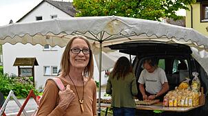 Juliane Faußer kauft auf dem Wochenmarkt ein. Dabei sagt sie dem SÜDKURIER, dass Daisendorf mehr Parkplätze brauche.