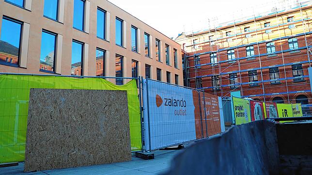 Noch ist der Ort, an dem später das Zalando-Outlet entstehen soll, eine Baustelle. Im ersten Quartal 2021 will der Online-Versandhändler ...