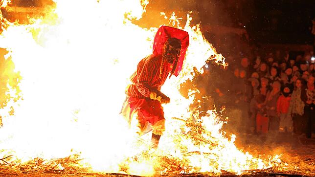 Das lieben die Zuschauer: Eine Schellenberghexe springt über das Hexenfeuer.