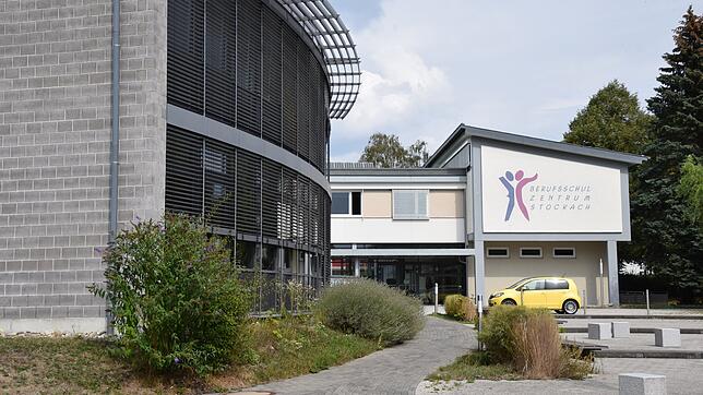 Das Berufsschulzentrum BSZ Stockach ist über die Jahrzehnte stark gewachsen. Hinten befindet sich das heutige Kerngebäude (1967 das ...
