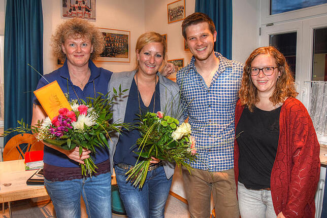 Den Vedienstorden bekamen (von links) Susanne Elbs und Selina Bucher von Christoph Lang verliehen. Verena Gessler wurde zur neuen ...