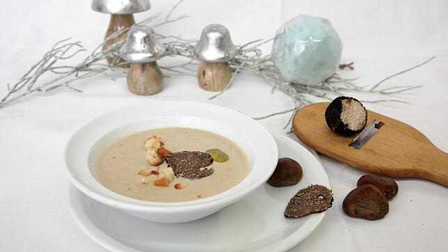 So sieht der erste Gang aus: die getrüffelte Maroni-Suppe.